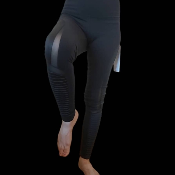 ALO Yoga Terra leggings . Back. - Picture 2 of 12